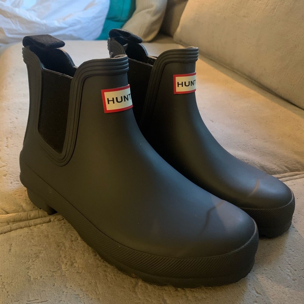 Hunter duck boots in great condition! Dark grey color.